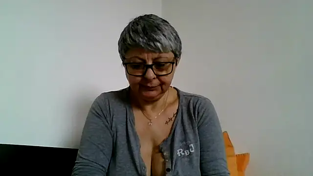 roseblak42 online show from March 29, 7:52 am