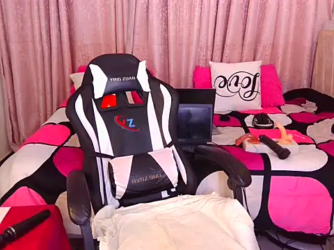 Snapshot of Pretty-shally chatting on September 14, 10:31 pm Pretty-shally online show from September 14, 10:31 pm