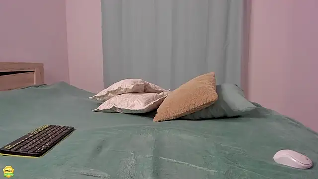 Snapshot of me___ow chatting on December 6, 3:22 pm me ow online show from December 6, 3:22 pm