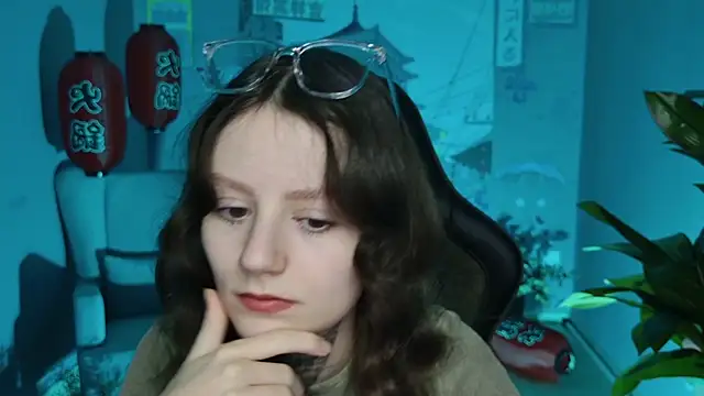 VeliraBraitberg online show from February 7, 8:11 am