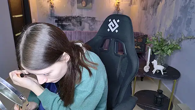 VeliraBraitberg online show from March 9, 5:11 am