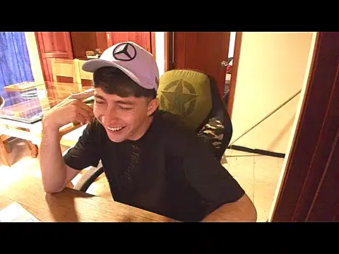 Snapshot of Fun_Whit_Alexxx chatting on December 22, 8:50 pm Fun Whit Alexxx online show from December 22, 8:50 pm