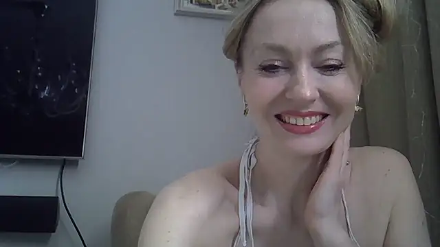 Snapshot of ZarinaSwift chatting on April 22, 4:48 am ZarinaSwift online show from April 22, 4:48 am