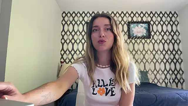 Snapshot of SirenaBelle chatting on January 19, 4:22 am SirenaBelle online show from January 19, 4:22 am