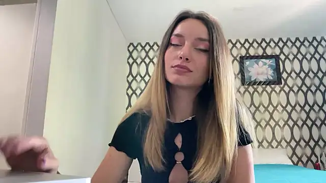 Snapshot of SirenaBelle chatting on February 8, 4:25 am SirenaBelle online show from February 8, 4:25 am