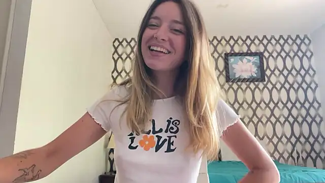 Snapshot of SirenaBelle chatting on February 15, 5:19 am SirenaBelle online show from February 15, 5:19 am