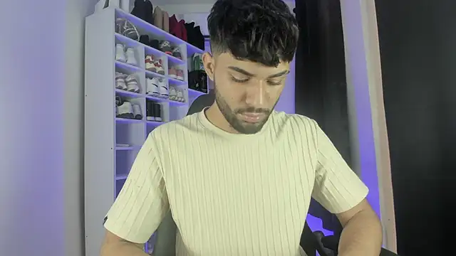 Snapshot of Alex_BigDickkk chatting on October 24, 8:27 pm Alex BigDickkk online show from October 24, 8:27 pm