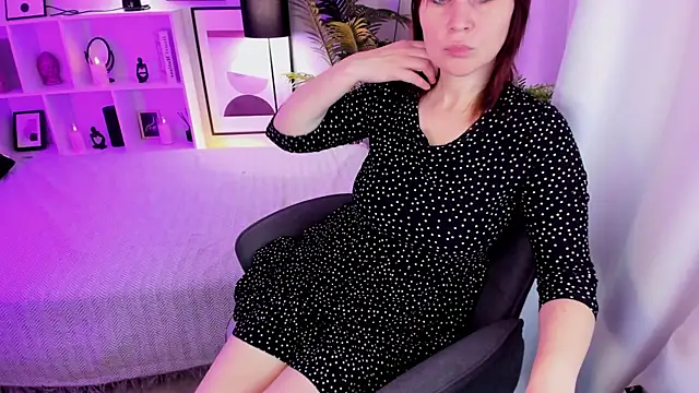 ZoeEast online show from November 5, 1:33 pm