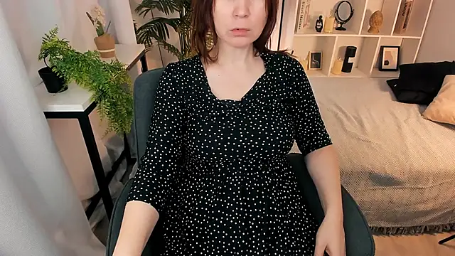Snapshot of ZoeEast chatting on February 2, 1:21 pm ZoeEast online show from February 2, 1:21 pm