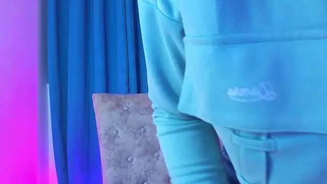 Snapshot of Camila_Coxx chatting on January 8, 6:52 am Camila Coxx online show from January 8, 6:52 am