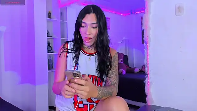 Snapshot of Camila_Coxx chatting on October 22, 8:08 pm Camila Coxx online show from October 22, 8:08 pm