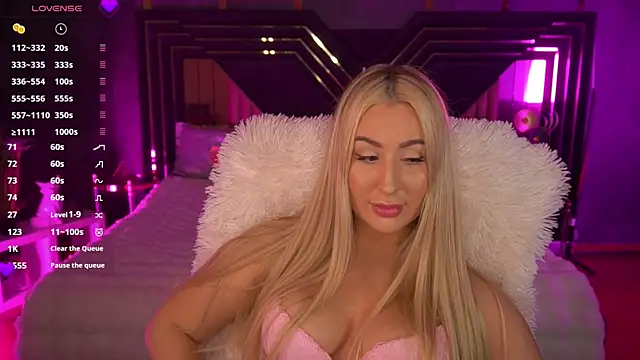 Snapshot of LiaBrazzerr chatting on December 17, 3:29 pm LiaBrazzerr online show from December 17, 3:29 pm