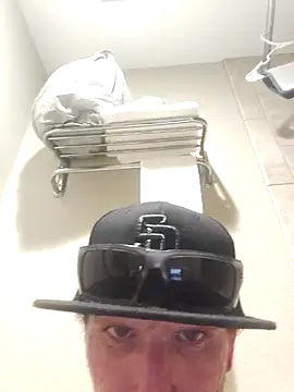 Snapshot of Crackkers chatting on December 23, 9:59 am Crackkers online show from December 23, 9:59 am