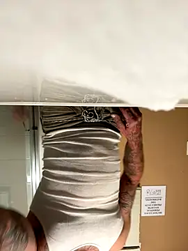 Snapshot of Crackkers chatting on December 2, 5:46 am Crackkers online show from December 2, 5:46 am