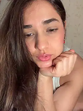 Snapshot of CuteeRose chatting on February 2, 8:13 am CuteeRose online show from February 2, 8:13 am