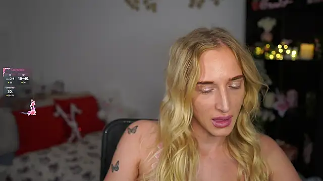 Nicolette  Shea  online show from December 20, 10:05 am