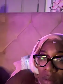 Snapshot of VixenCapri chatting on February 17, 7:53 pm VixenCapri online show from February 17, 7:53 pm