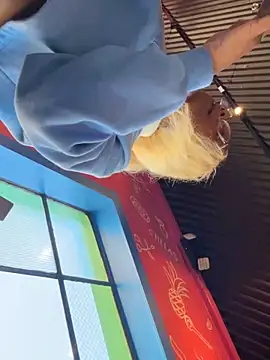 Snapshot of VixenCapri chatting on November 6, 5:58 pm VixenCapri online show from November 6, 5:58 pm