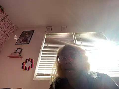 Snapshot of VixenCapri chatting on November 11, 2:17 pm VixenCapri online show from November 11, 2:17 pm