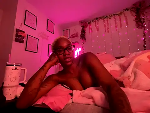 Snapshot of VixenCapri chatting on November 16, 3:01 am VixenCapri online show from November 16, 3:01 am