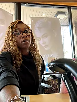 Snapshot of VixenCapri chatting on November 24, 2:39 pm VixenCapri online show from November 24, 2:39 pm