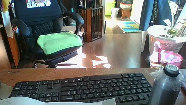 Snapshot of Daremeknot chatting on June 1, 2:08 pm Daremeknot online show from June 1, 2:08 pm