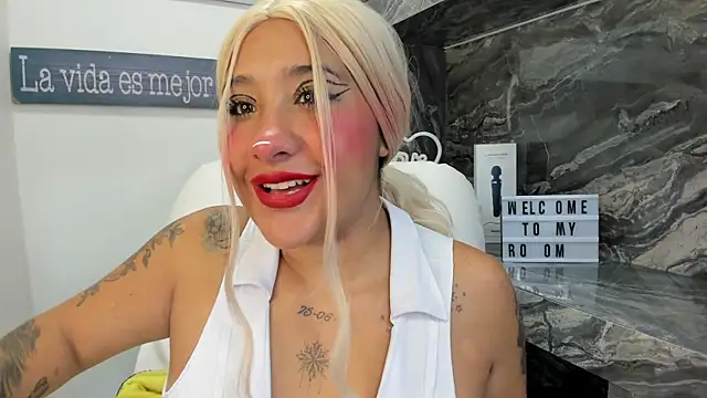 Snapshot of miss_danika chatting on November 10, 11:09 am miss danika online show from November 10, 11:09 am