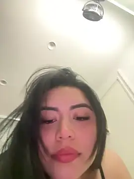 Snapshot of EmilyxRose_- chatting on June 14, 5:04 pm EmilyxRose - online show from June 14, 5:04 pm