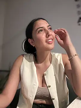 Snapshot of MarianaBenz chatting on February 17, 8:26 pm MarianaBenz online show from February 17, 8:26 pm