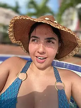 MarianaBenz online show from February 8, 8:45 pm