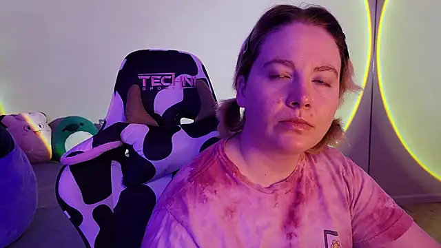 Snapshot of InternetFairy_XO chatting on December 21, 2:15 pm InternetFairy XO online show from December 21, 2:15 pm