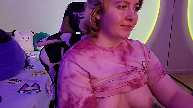 Snapshot of InternetFairy_XO chatting on January 22, 9:13 am InternetFairy XO online show from January 22, 9:13 am