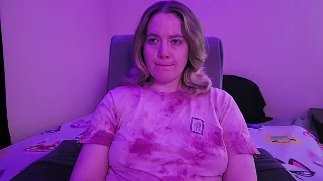 Snapshot of InternetFairy_XO chatting on October 31, 6:25 am InternetFairy XO online show from October 31, 6:25 am