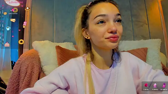 Snapshot of Sassy_Teen chatting on December 19, 6:53 am Sassy Teen online show from December 19, 6:53 am