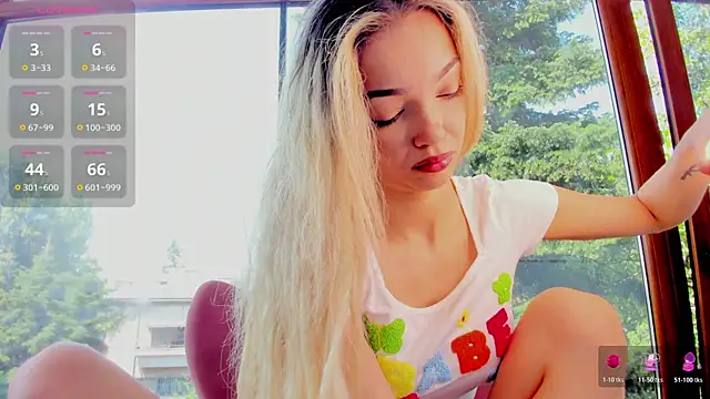 Snapshot of Sassy_Teen chatting on June 25, 8:19 am Sassy Teen online show from June 25, 8:19 am