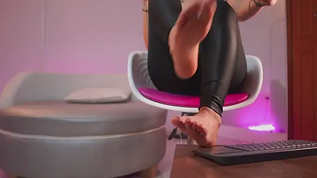 mia colin1  online show from October 14, 7:58 pm