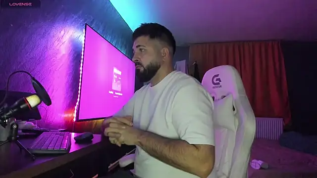 Snapshot of Eduu2322 chatting on December 17, 10:38 pm Eduu2322 online show from December 17, 10:38 pm