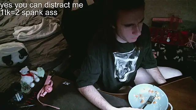 Snapshot of izilizi_23 chatting on December 9, 3:22 pm izilizi 23 online show from December 9, 3:22 pm