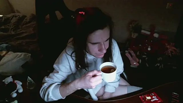 Snapshot of izilizi_23 chatting on December 13, 6:27 pm izilizi 23 online show from December 13, 6:27 pm