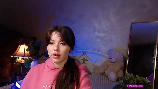 Snapshot of JulieHeets chatting on December 4, 7:17 am JulieHeets online show from December 4, 7:17 am