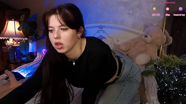 Snapshot of JulieHeets chatting on January 2, 10:37 am JulieHeets online show from January 2, 10:37 am