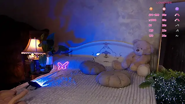 Snapshot of JulieHeets chatting on January 3, 10:41 am JulieHeets online show from January 3, 10:41 am