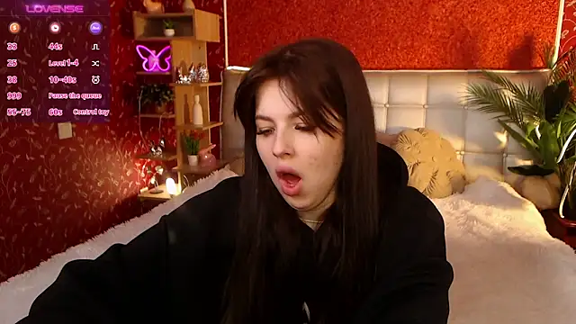 Snapshot of JulieHeets chatting on March 21, 9:23 am JulieHeets online show from March 21, 9:23 am