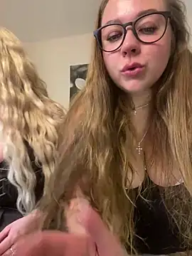 Snapshot of AurorHarris chatting on December 17, 6:31 pm AurorHarris online show from December 17, 6:31 pm