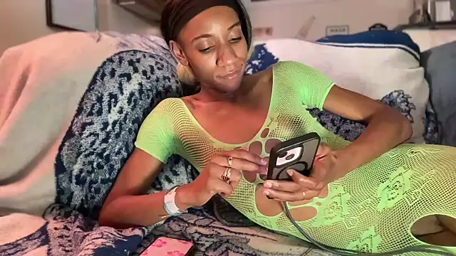 Snapshot of cutiesigh chatting on October 10, 8:02 am cutiesigh online show from October 10, 8:02 am