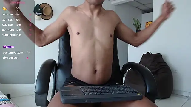 Snapshot of Aaronblack1_ chatting on September 15, 2:17 pm Aaronblack1 online show from September 15, 2:17 pm