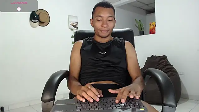 Snapshot of Aaronblack1_ chatting on September 18, 8:38 am Aaronblack1 online show from September 18, 8:38 am