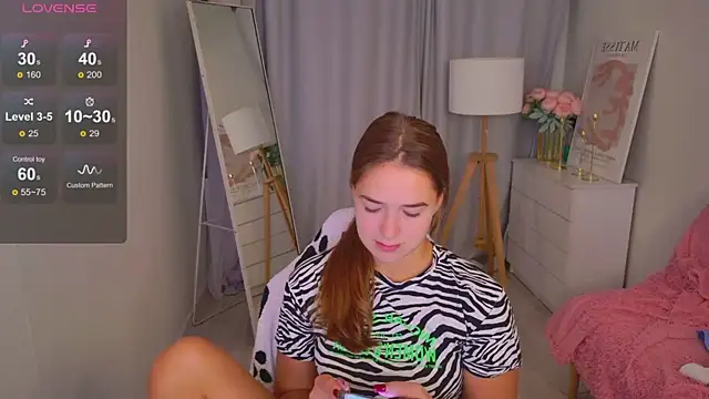 Snapshot of LovelyJessie chatting on May 18, 2:01 pm LovelyJessie online show from May 18, 2:01 pm