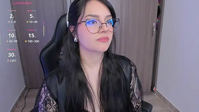 Snapshot of anaveleeez chatting on November 12, 12:33 am anaveleeez online show from November 12, 12:33 am