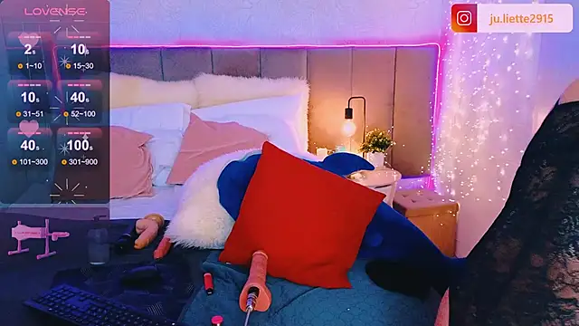 JulietteVolpeWyorika online show from January 19, 9:02 pm